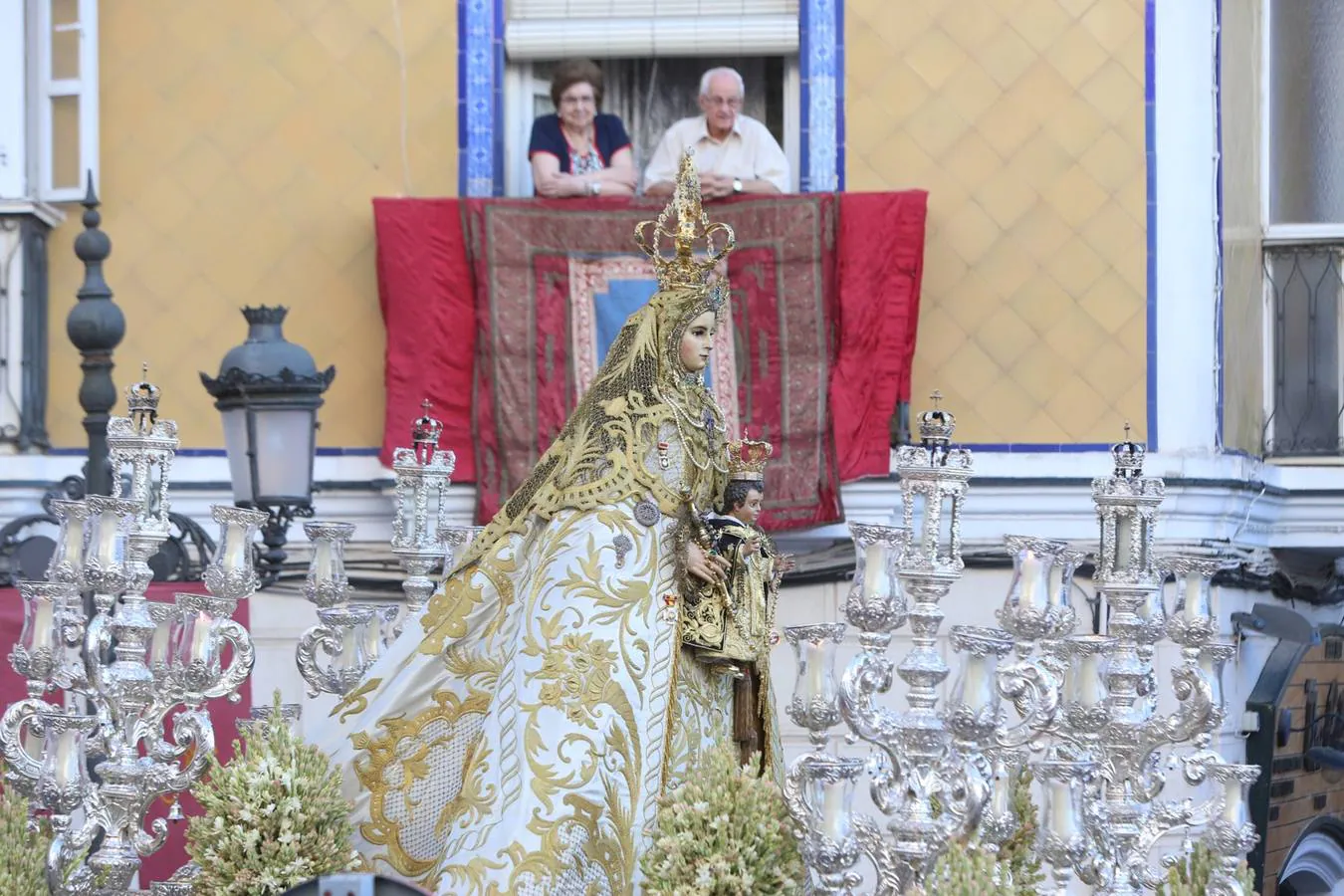 La Virgen del Rosario sale en procesión desde la iglesia de Santo Domingo